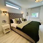 Luxurious 5Star Retreat On Westports Main Street