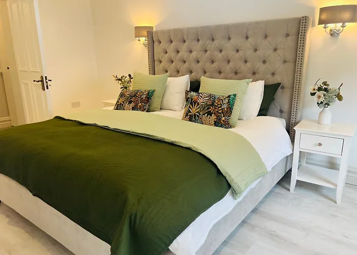 Luxurious 5Star Retreat On Westports Main Street