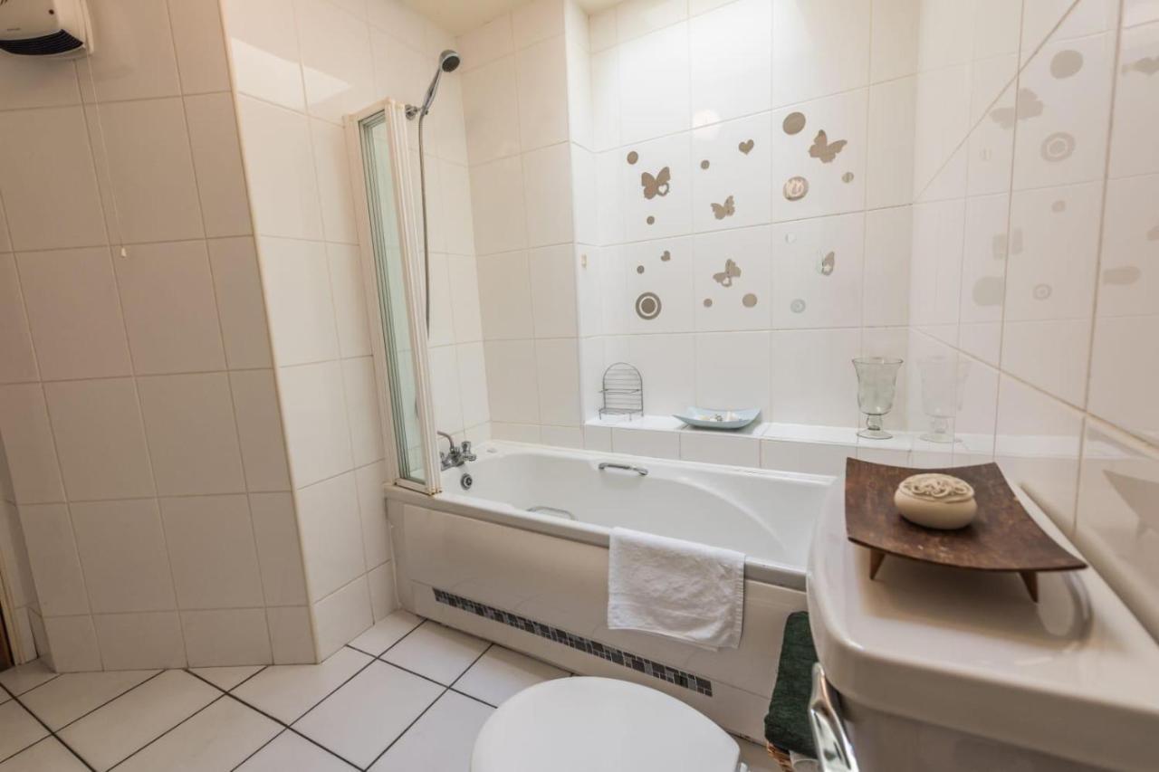 Walshs 4 * Westport