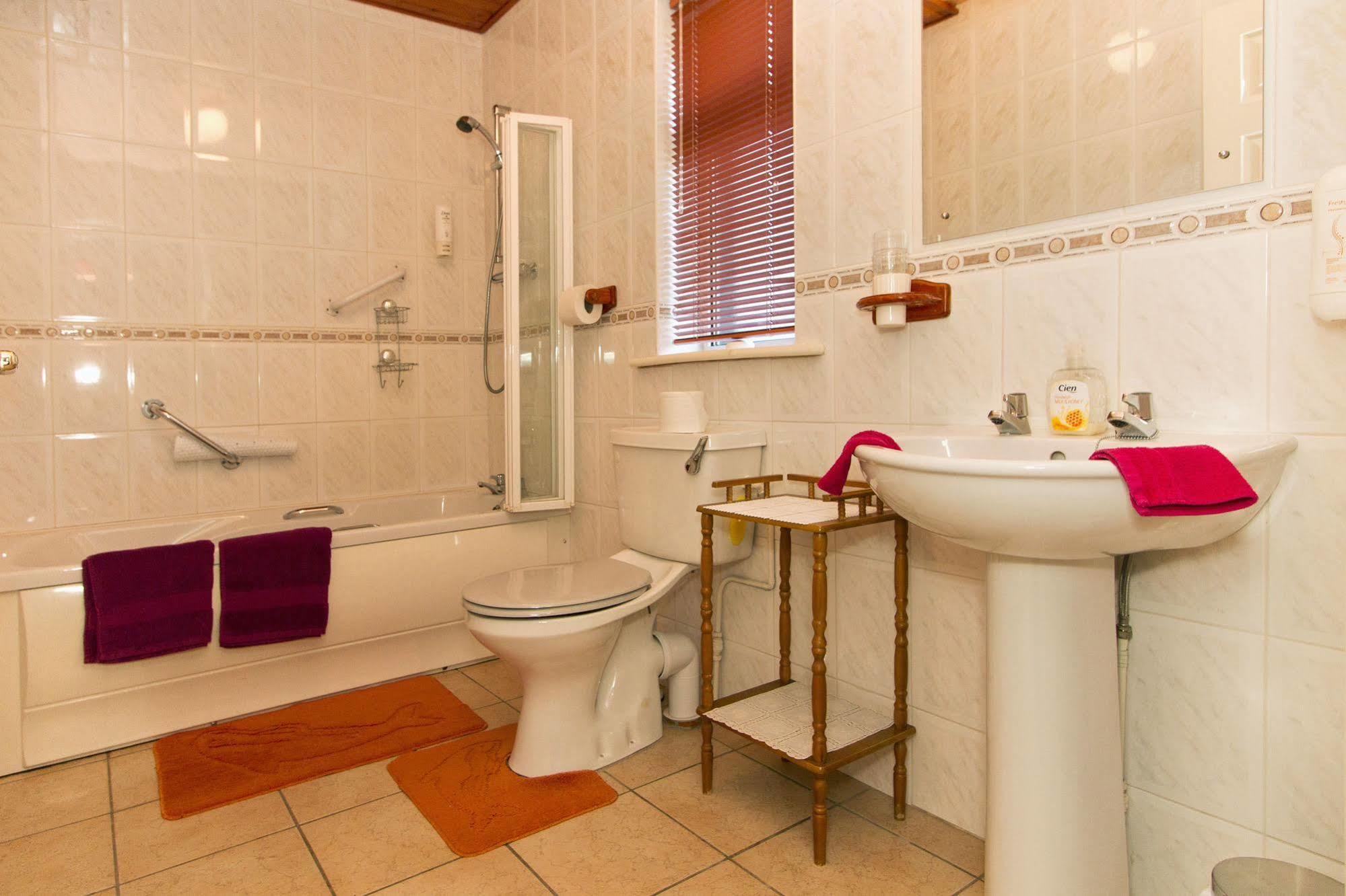 Augusta Guest house Westport